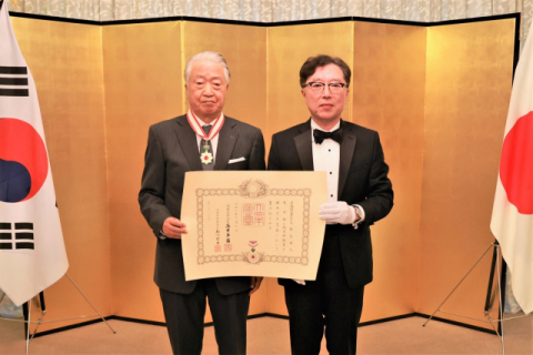 조일상 전 부산시립미술관장 일본 정부 훈장 받아