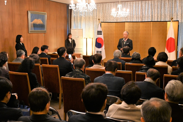 28일 주부산일본국총영사 관저에서 열린 조일상 전 부산시립미술관장에 대한 일본국 훈장 전달식 행사장 모습. 주부산일본국총영사관 제공
