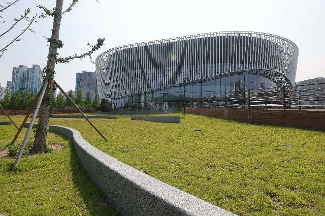 부산시민공원 내에 위치한 부산콘서트홀. 이재찬 기자 chan@