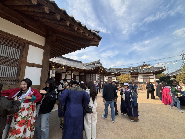 경남 김해시 한옥마을을 찾은 외국인 관광객들. 김해시 제공