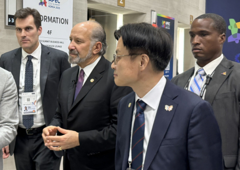 김정관 산업통상부 장관과 하워드 러트닉 미국 상무부 장관이 지난해 10월 29일 경북 경주 예술의전당에서 열린 한미 비즈니스 라운드 테이블 행사를 마친 뒤 함께 이동하고 있다. 연합뉴스