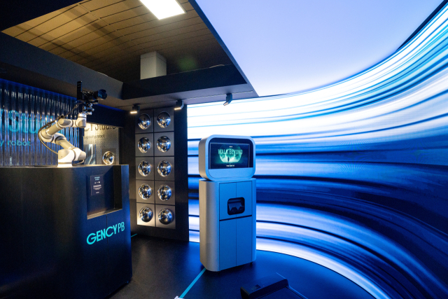 고품질 제조 데이터와 핵심 부품 생산력, 지정학적 가치를 두루 갖춘 부울경이 글로벌 로봇 산업의 핵심 요충지로 떠오르고 있다. (주)스튜디오랩의 지능형 촬영 로봇은 CES2026에서 최고혁신상을 받았다. 부산시 제공