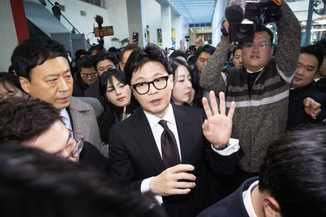 국민의힘에서 제명된 한동훈 전 대표가 29일 제명 결정과 관련해 입장 발표를 마친 후 국회 소통관을 나서고 있다. 연합뉴스