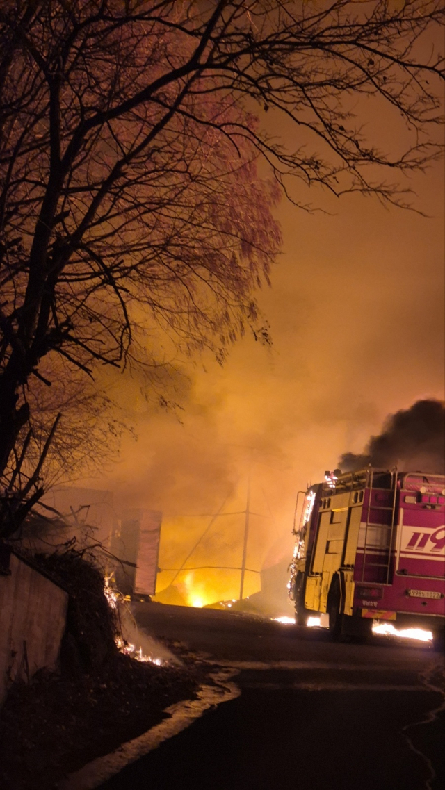 29일 오후 6시 52분 경남 김해시 생림면의 비철금속제조 공장에서 난 불이 인근 야산으로 확산해 소방당국과 산불진화대 등이 진화 작업을 벌이고 있다. 경남소방본부 제공