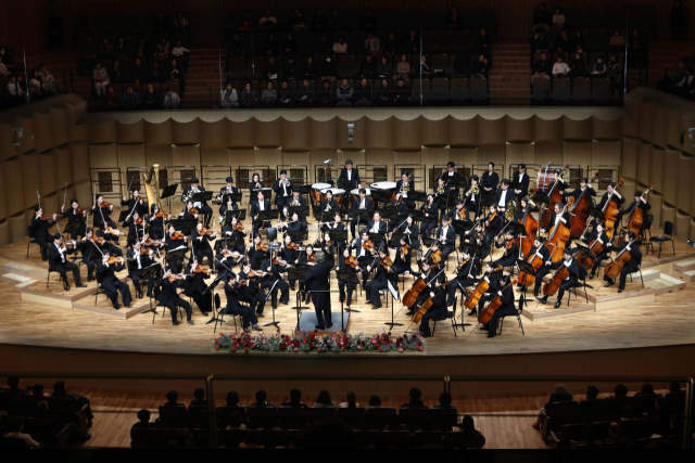 부산심포니오케스트라(BSO)가 지난달 17일 낙동아트센터 콘서트홀에서 '낙동을 여는 클래식 신세계' 공연을 하고 있다. BSO 제공
