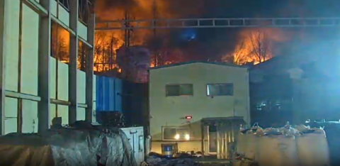 김해 공장 화재 주불 잡혀···공장 4개 동·소방차 2대 전소