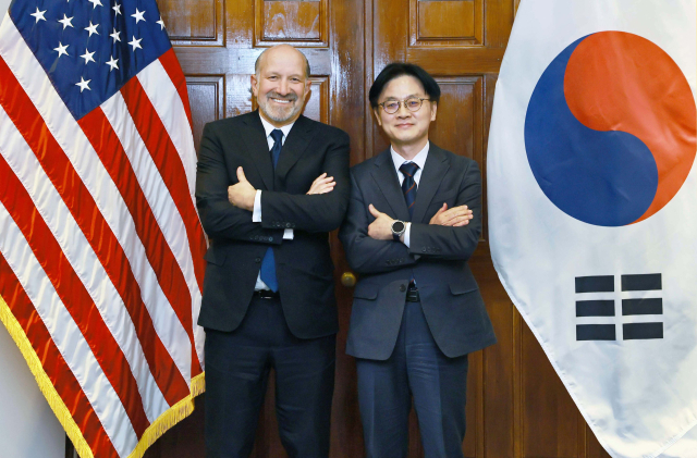 김정관 산업통상부 장관(오른쪽)과 하워드 러트닉(Howard Lutnick) 미 상무부 장관이 지난 29일(현지시간) 미국 워싱턴 DC 상무부 회의실에서 기념사진을 찍고 있다. 이날 양국 장관은 한미 관세 등 통상 현안에 대해 논의했다. 산업부 제공