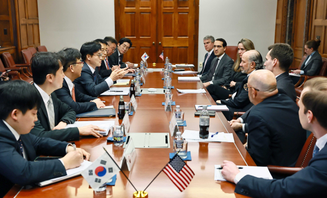 김정관 산업통상부 장관이 지난 29일(현지시간) 미국 워싱턴 DC 상무부 회의실에서 하워드 러트닉(Howard Lutnick) 미 상무부 장관과 면담을 갖고 관세 등 통상 현안을 논의하고 있다. 산업부 제공