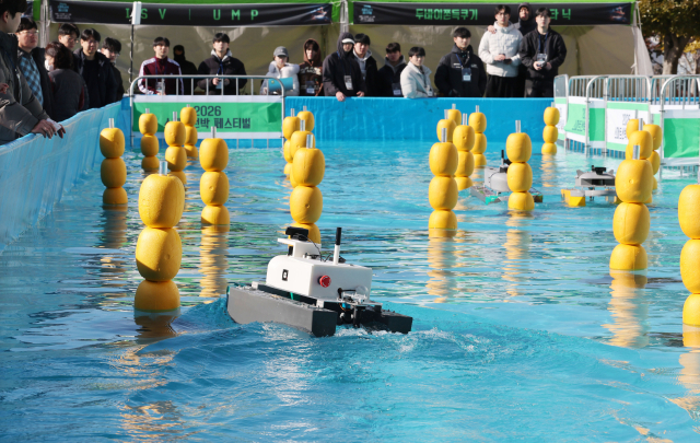31일 국립부산과학관 광장에서 열린 ‘2026 스마트 선박 페스티벌’에서 참가자들이 원격조종 자율운항 경기에 앞서 연습을 하고 있다. 정종회 기자 jjh@