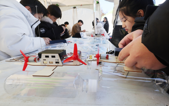 31일 국립부산과학관 광장에서 열린 ‘2026 스마트 선박 페스티벌’에서 시민들이 종이배 만들기 체험을 하고 있다. 정종회 기자 jjh@