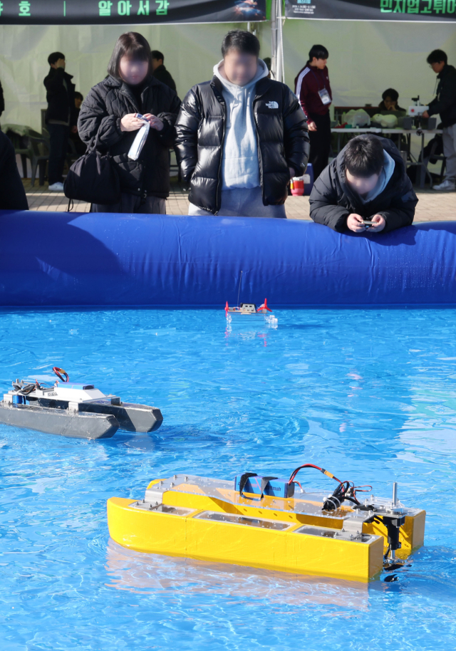 31일 부국립부산과학관 광장에서 열린 ‘2026 스마트 선박 페스티벌’에서 시민들이 RC 보트 조종 체험을 하고 있다. 정종회 기자 jjh@