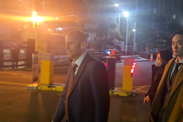 대규모 개인정보 유출 사태 이후 '셀프 조사'로 증거를 인멸한 혐의 등을 받는 해롤드 로저스 쿠팡 한국법인 임시 대표가 31일 서울 종로구 서울경찰청사에서 조사를 받은 뒤 귀가하고 있다. 연합뉴스