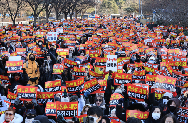 24일 서울 여의도에서 열린 한동훈 전 국민의힘 대표 지지자 집회에서 참석자들이 피켓을 들고 구호를 외치고 있다. 연합뉴스