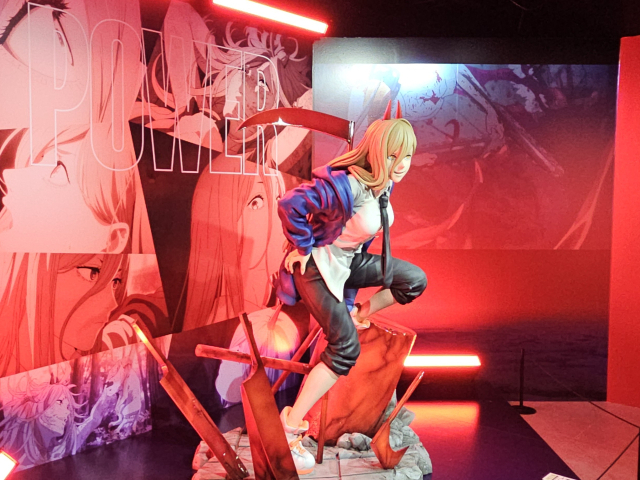 ‘TV애니메이션 체인소 맨 展’에 설치된 전시물. 웨이즈비 제공