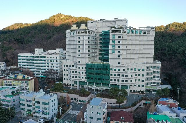 보건복지부가 18일 건강보험정책심의위원회 소위원회 회의를 열고 침례병원 공공병원화 안건을 심의한다. 금정구 침례병원 전경. 김종진 기자 kjj1761@