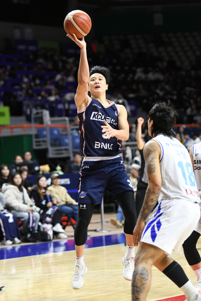 부산 KCC의 허웅이 지난달 31일 부산 사직체육관에서 열린 서울 삼성과의 경기에서 슛을 시도하고 있다. KBL 제공