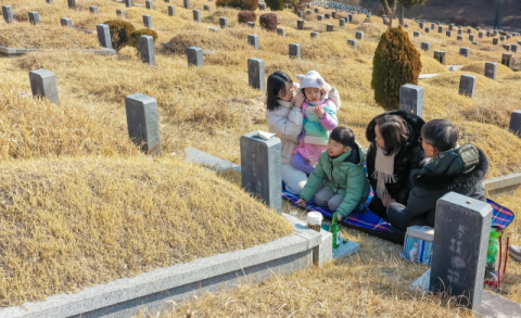 [포토뉴스] 조상님 뵈러 왔어요