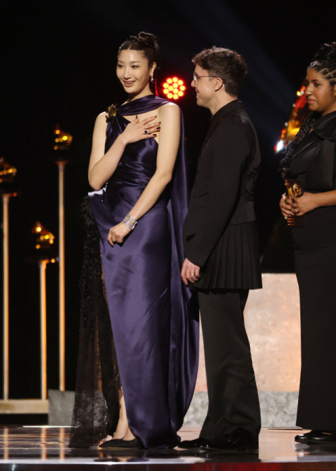 넷플릭스 애니메이션 ‘케이팝 데몬 헌터스’ OST인 ‘골든’을 만든 작곡가 겸 가수 이재가 1일(현지시간) 미국 로스앤젤레스 크립토닷컴 아레나에서 열린 제68회 그래미 어워즈 프리미어 세리머니에서 ‘베스트 송 리튼 포 비주얼 미디어’ 부문 트로피를 거머쥐었다. AFP연합뉴스