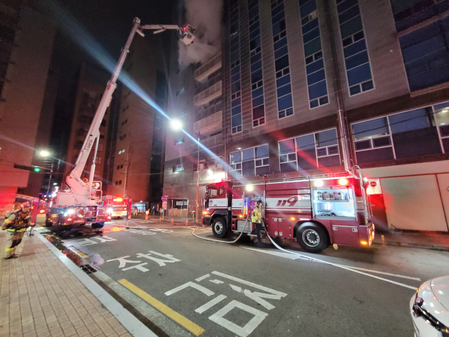 2일 오전 5시 25분께 진주시 평거동 한 9층 규모 건물 6층 실외기에서 화재가 발생해 진화작업이 펼쳐지고 있다. 경남소방본부 제공