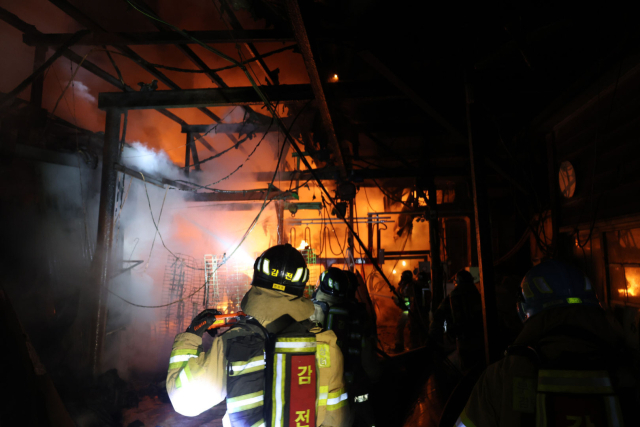 1일 부산 사상구 학장동의 도금 공장에서 불이 났다. 부산소방재난본부 제공