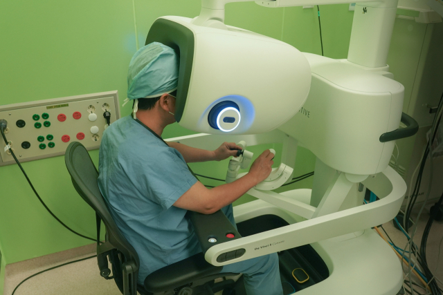 양산부산대병원 박성우 로봇수술센터장이 다빈치5(dV5)로 로봇 수술을 시행하고 있다. 양산부산대병원 제공