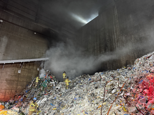 2일 오후 4시 10분께 부산 사하구 구평동 자원순환센터 창고에서 불이 났다. 부산소방재난본부 제공