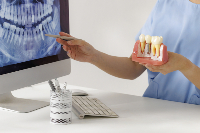 대한치과의사협회는 낮은 진료수가를 앞세운 임플란트 시술과 과도한 의식하진정법 홍보가 결합된 현상에 깊은 우려를 표했다. 임플란트 시술 관련 설명을 하는 의료진. 클립아트코리아