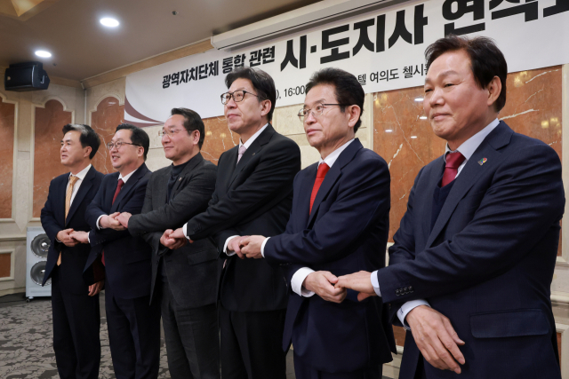 2일 서울 여의도 켄싱턴호텔에서 열린 ‘광역자치단체 통합 관련 시도지사 연석회의’에서 참석자들이 기념 촬영하고 있다. 왼쪽부터 김태흠 충남지사, 이장우 대전시장, 유정복 인천시장, 박형준 부산시장, 이철우 경북지사, 박완수 경남지사. 연합뉴스