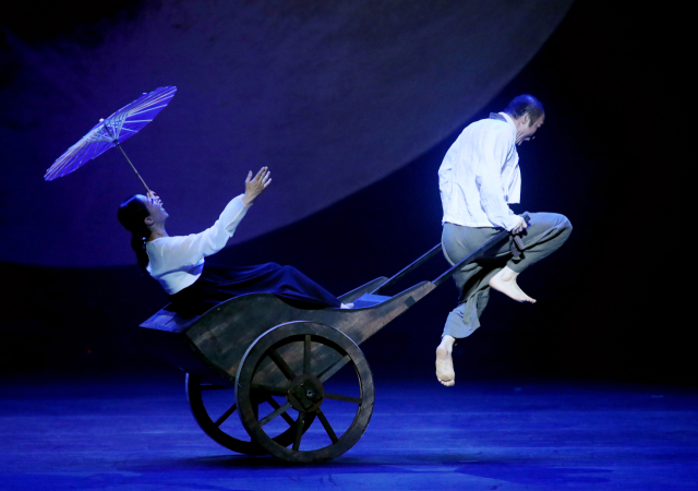 김옥련발레단의 대표 레퍼토리 가운데 하나인 ‘운수 좋은 날’ 공연 모습. 김옥련발레단은 문화체육관광부가 선정한 ‘2026년 지역대표 예술단체 지원 사업’에 들었다. 부산일보DB