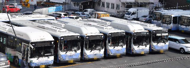 부산의 한 시내버스 차고지에 차량들이 주차돼 있다. 부산일보DB