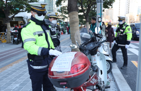 [포토뉴스] 무단방치 이륜차 통행에 방해됩니다