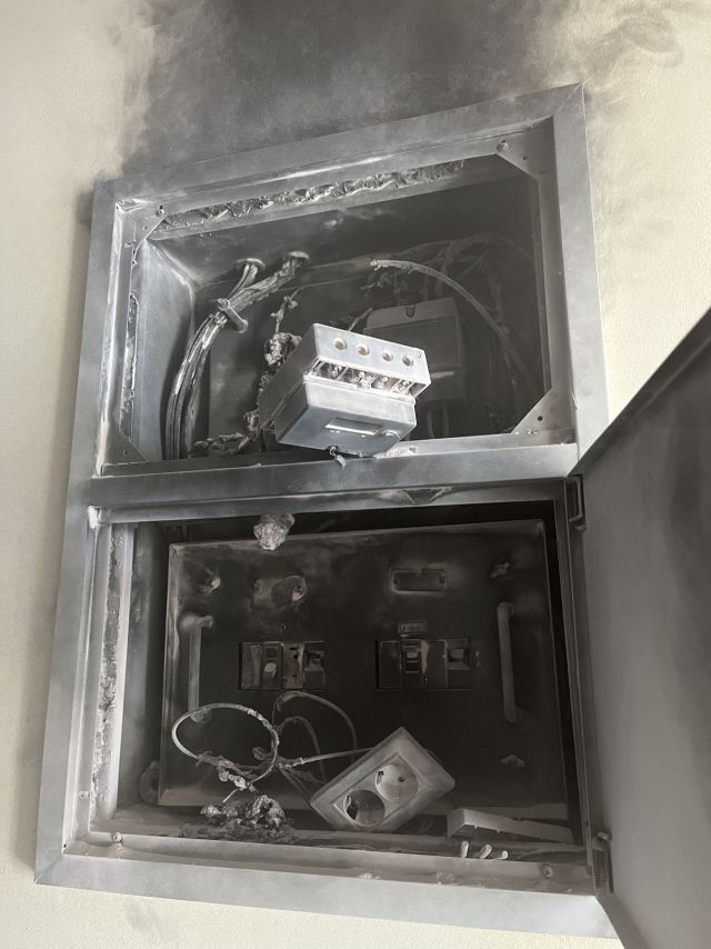 3일 오전 부산 해운대구 중동의 한 공동주택 계단에서 불이 났다. 부산소방재난본부 제공