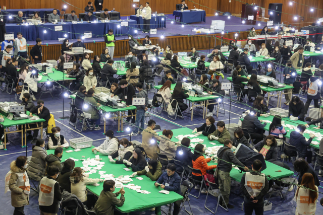 지난해 4월 2일 국립부경대 체육관에서의 부산시교육감 재선거 개표 모습. 부산일보DB