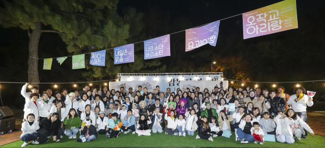 지난해 11월 열린 제6회 감동진연극제에 참가한 극단 단원들원 가족들. 북구연극공동체 온 제공