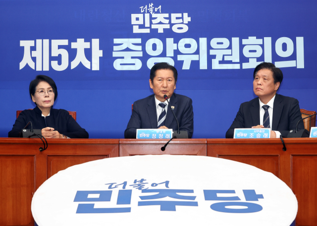 더불어민주당 정청래 대표가 3일 국회에서 자신의 핵심 공약인 1인1표제가 최종 관문인 당 중앙위원회를 통과한 직후 열린 기자 간담회에서 발언하고 있다. 연합뉴스