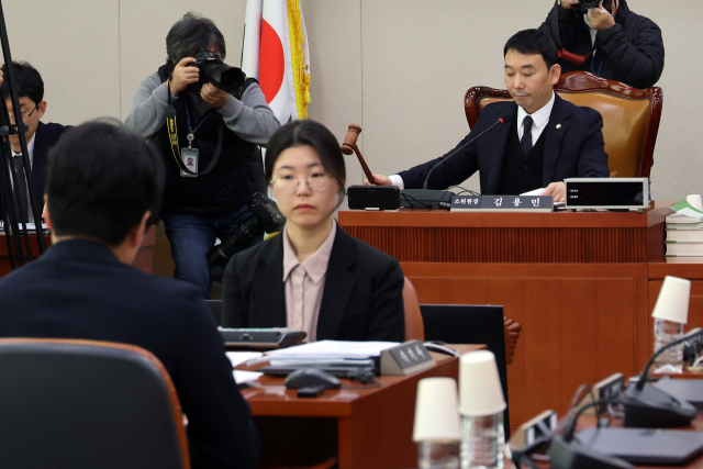 김용민 소위원장이 3일 국회에서 열린 법제사법위원회 법안심사제1소위원회에서 안건을 상정하고 있다. 연합뉴스