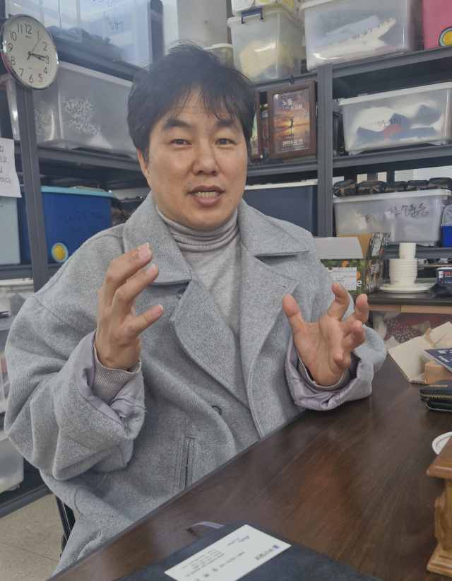 북구연극공동체 온 이상우 예술감독이 '온도 80' 출간 과정을 설명하고 있다. 김희돈 기자