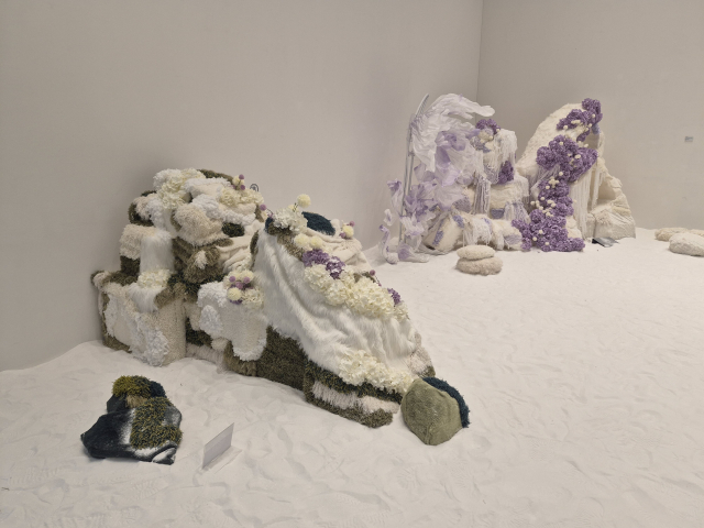 '담다' 작가의 터프팅 설치 모습. KT&G 상상마당 부산 제공