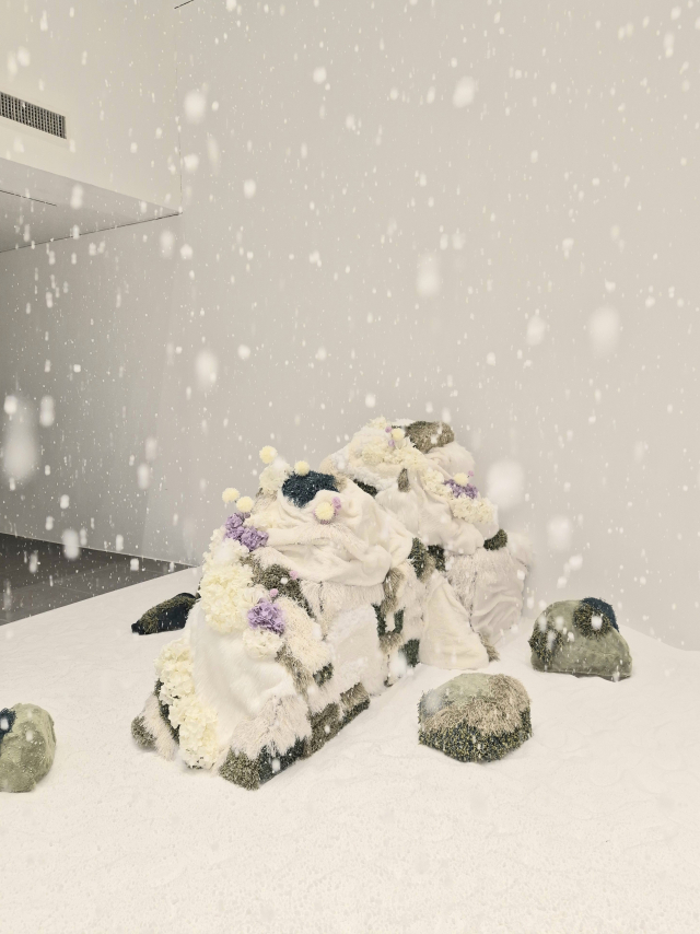 '담다' 작가의 터프팅 설치 모습. KT&G 상상마당 부산 제공