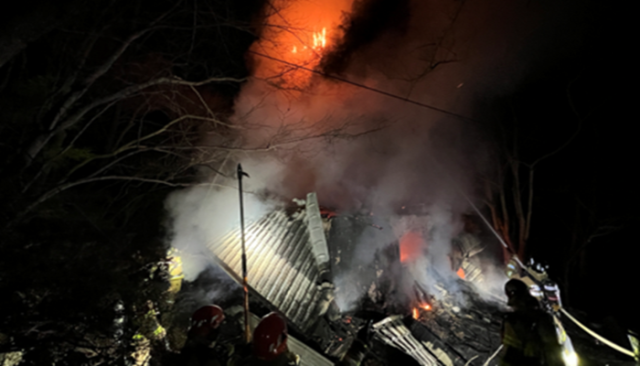 3일 오후 11시 10분께 거제시 동부면 부춘리 단독주택에서 불이나 7시간여 만에 꺼졌다. 인명피해는 없었다. 경남소방본부 제공