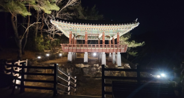최치원이 풍경을 보면서 즐겼던 정자인 임경대에 설치된 야간 경관 조명. 양산시 제공
