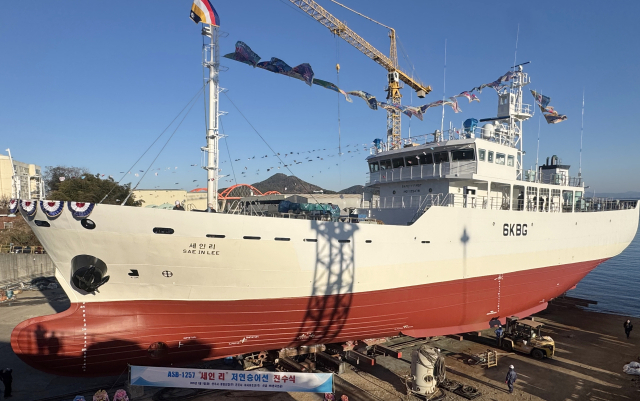 아시아조선(주)은 3일 거제사업장에서 국내 최초 신조 저연승어선 ‘세인 리’호 진수식을 열었다. 세인 리호는 총길이 64m, 폭 11.6m, 깊이 6.9m에 540t급 원양어선이다. 남극해 일대에서 ‘메로(이빨 고기)’를 잡는데 특화됐다. 아시아조선 제공