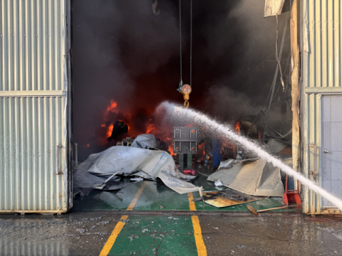 울산 산업용 배관 공장서 화재…소방, 진화 중