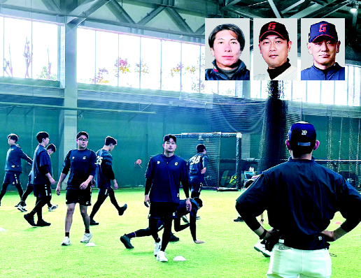 롯데 자이언츠 선수들이 스프링캠프인 대만 타이난 아시아 태평양 국제야구센터에서 훈련을 하고 있다. 위 작은 사진은 롯데가 영입한 NPB 선수 육성 전문가인 다카쓰 신고 어드바이저, 가네무라 사토루 투수 총괄 코치, 히사무라 히로시 스트렝스 코치(왼쪽부터). 롯데 자이언츠 제공
