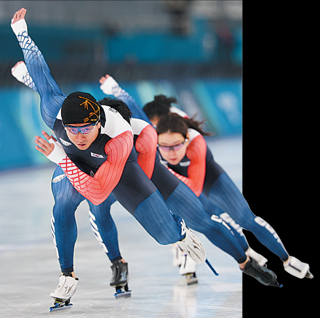 3일(현지 시간) 이탈리아 밀라노 스피드 스케이팅 스타디움에서 훈련 중인 김준호(맨 앞) 등 선수들. 연합뉴스