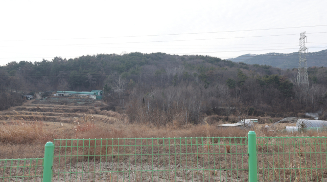 부산 기장군 장안읍 명례리 산업폐기물 매립장 부지 일대 모습. 이재찬 기자 chan@
