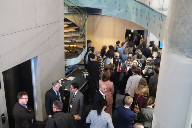 ‘2026 북극프론티어’가 열린 첫날 2일(현지시각), 노르웨이 트롬쇠행사장 로비가 참가자들로 가득 차 있다. 박혜랑 기자 rang@