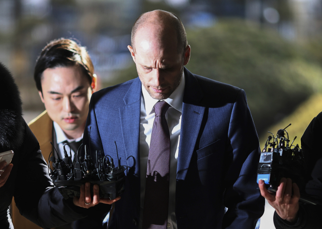 쿠팡의 대규모 개인정보 유출 사태에 대해 '셀프 조사'로 증거를 인멸한 혐의를 받는 해롤드 로저스 쿠팡 한국 임시 대표가 피의자 신분으로 조사를 받기 위해 30일 서울경찰청으로 출석하고 있다. 연합뉴스