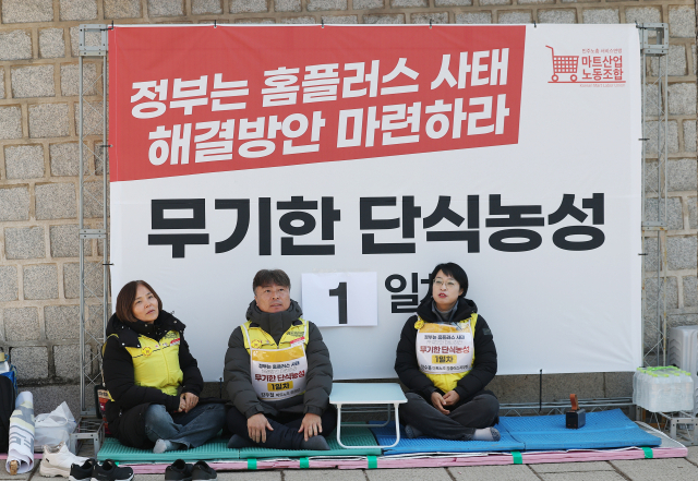 안수용 민주노총 서비스연맹 마트산업 노동조합 홈플러스지부장(오른쪽)과 강우철 마트노조 위원장(가운데)이 청와대 인근에서 홈플러스 사태 해결방안 마련을 촉구하는 단식을 하고 있다. 연합뉴스