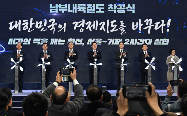 6일 오전 거제시 둔덕면 아그네스 파크에서 남부내륙철도 착공식이 열렸다. 현장에는 이재명 대통령을 비롯해 김윤덕 국토교통부 장관, 김경수 지방시대위원장, 박완수 경남지사, 지역 국회의원 등 400여 명이 참석했다. 경남도 제공